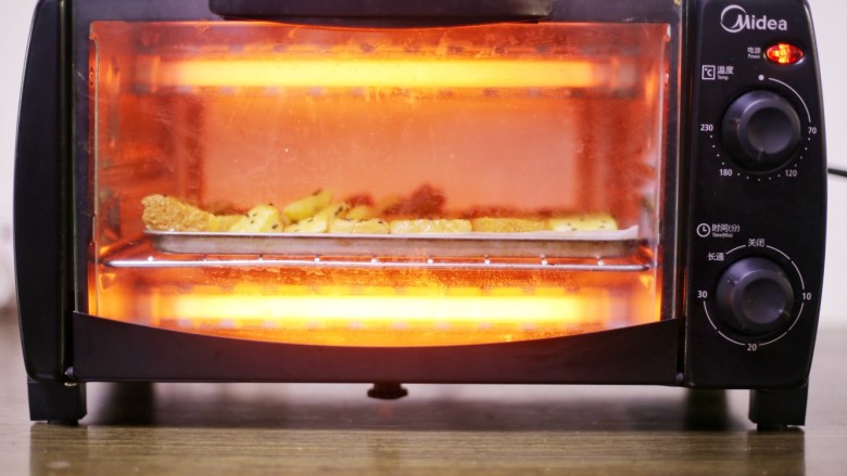 超好吃的蛋烤吐司块,烤箱160℃烤15分钟即可。