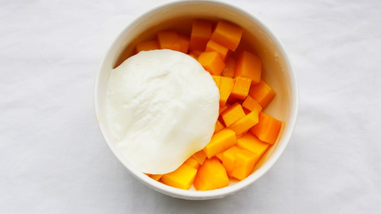 好吃到爆的酸奶芒果土司,放入酸奶。