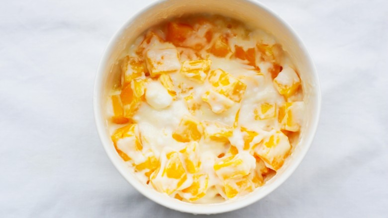 好吃到爆的酸奶芒果土司,搅拌均匀。
