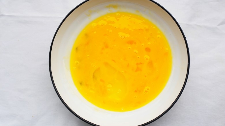 好吃到爆的酸奶芒果土司,鸡蛋打散。