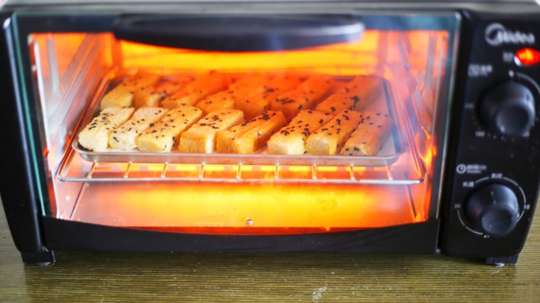 超好吃的土司条,放入烤箱，170℃，烤15分钟即可。