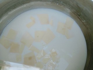 木瓜牛奶冻,把吉利丁片剪成小片放入牛奶中