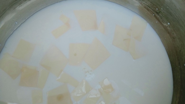 木瓜牛奶冻,把吉利丁片剪成小片放入牛奶中