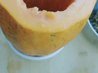 木瓜牛奶冻,把木瓜放到一个和木瓜大小的碗里，直立固定。