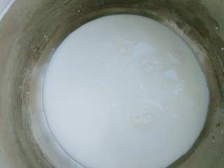 木瓜牛奶冻,把牛奶倒入一个小锅里