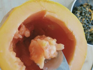木瓜牛奶冻,用小勺子把木瓜一圈的果肉整理一下，让木瓜一圈的果肉厚薄均匀