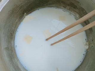 木瓜牛奶冻,开小火加热，用筷子搅拌至吉利丁片完全融化后关火