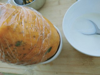 木瓜牛奶冻,周围一圈用保鲜膜固定一下，放冰箱冷藏2-3个小时