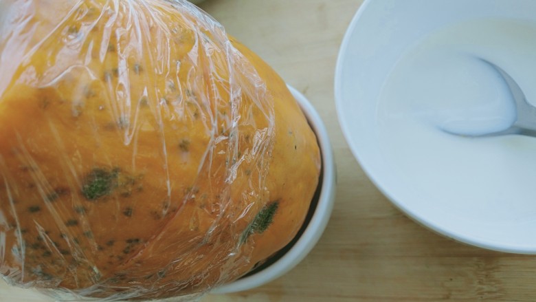 木瓜牛奶冻,周围一圈用保鲜膜固定一下，放冰箱冷藏2-3个小时