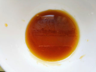凉拌豆角,现在来调酱汁，把蚝油，米醋，盐，糖，味精，花椒油放在一个碗里，然后使劲搅拌，让其完全融合，花椒油是自己炸的，就是锅里放油，油热后放入花椒，爆香