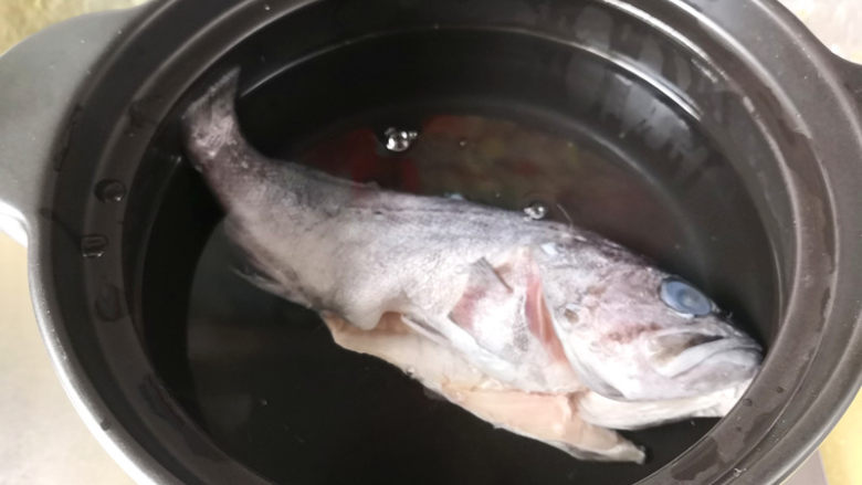 黑鱼汤,锅里加入适量清水，把鱼一起放入锅里，然后点火加热，