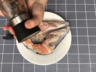 盐烤三文鱼头,双面撒上适量盐和黑胡椒