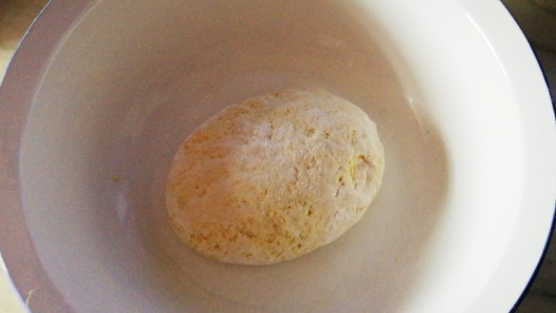 全麦椒盐玉米面卷,和成软硬适中的面团  静置醒面发酵