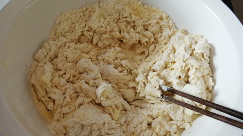 全麦椒盐玉米面卷,温水缓慢加入  用筷子搅拌成絮状