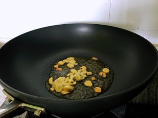 油菜香菇,热锅中加入油，放入蒜炒出香味。