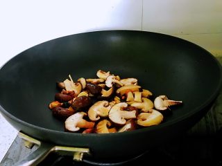 油菜香菇,加入香菇翻炒。由于放的油比较少，炒的过程中锅中太干，可加点清水进去。