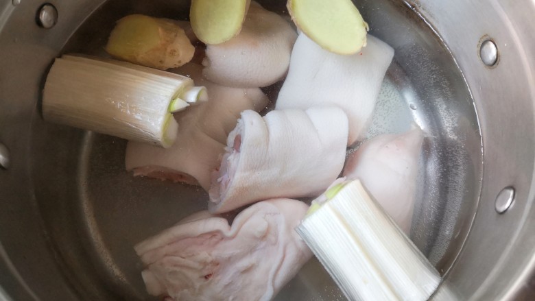 黄豆卤猪脚,在锅里加入冷水，放入猪脚，加入姜片、葱段、料酒。（一定要冷水下锅哦）