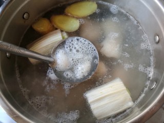 黄豆卤猪脚,煮开，撇去浮沫。焯2-3分钟。