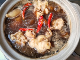 黄豆卤猪脚,如果和我一样喜欢吃辣的话就加入适量干辣椒，大火煮开。