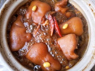 黄豆卤猪脚,剩下的就交给时间，再继续煮半个小时左右，煮至卤水底变浓稠。