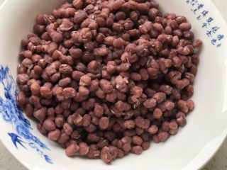 自制红豆沙,将浸泡过的水倒掉，赤小豆在水龙头下冲洗干净后加入500ml的水放入电饭煲（或高压锅）中煮熟。
