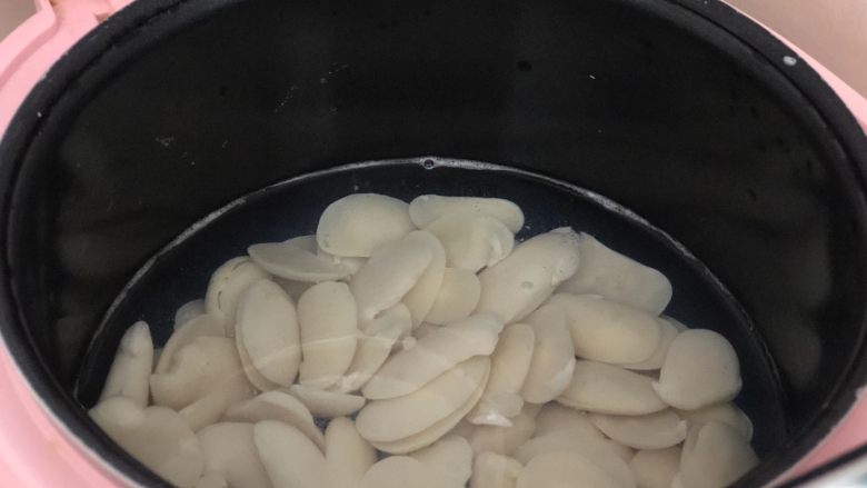 白豆沙,将煮过的白芸豆加入500ml水，放入电饭煲（或高压锅）中煮熟。
