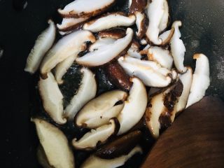 香菇炒油菜,放入香菇炒出香味