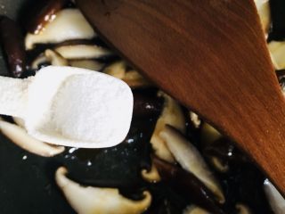 香菇炒油菜,少许盐