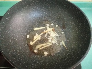 酒酿烧带鱼,锅里的油不用换掉，直接放入姜丝和蒜瓣，爆出香味