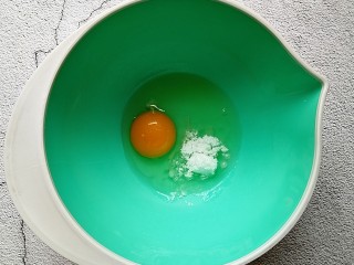 蔓越莓酸奶糕,鸡蛋打入碗内，倒入细砂糖搅拌均匀