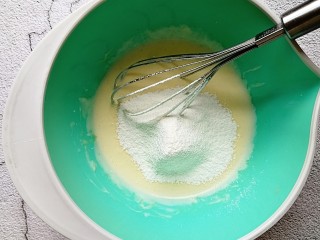 蔓越莓酸奶糕,筛入低筋面粉继续搅拌均匀