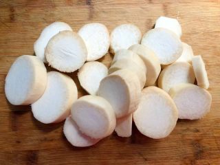 蚝汁杏鲍菇,把杏鲍菇清洗干净，切成厚片，不要切太薄，1厘米左右就可以。