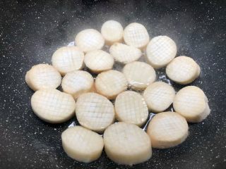 蚝汁杏鲍菇,热锅放入适量油，烧至7成热，把杏鲍菇放入煎制。
