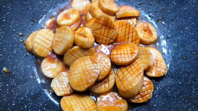 蚝汁杏鲍菇,再把调好的酱汁倒入翻炒，炒至酱汁完全被杏鲍菇吸收。
