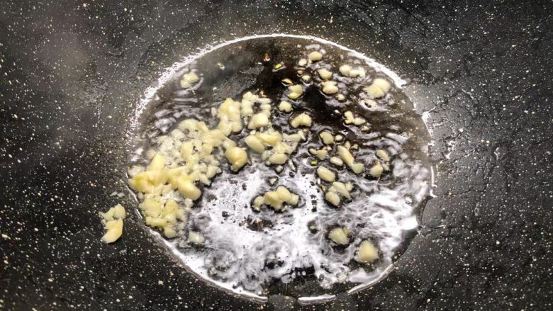 蚝汁杏鲍菇,锅里剩底油不要倒掉，把蒜末放入爆香。
