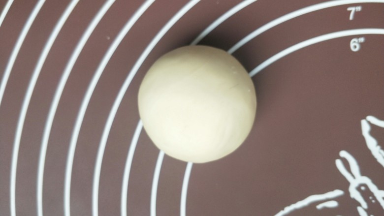 苹果豆沙包,然后反过来整理一下，做成一个圆球状。