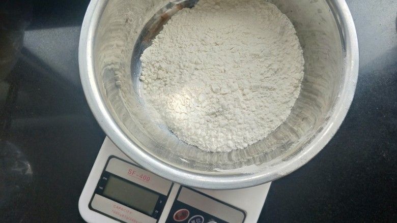 苹果豆沙包,称重100克面粉，我用的中筋面粉。