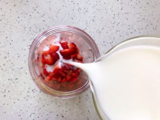 粉嫩少女心～草莓酸奶昔,加入酸奶