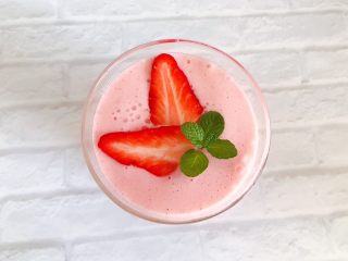粉嫩少女心～草莓酸奶昔,最后将之前留出备用的草莓摆放在表面，再添加一片薄荷，便大功告成了，是不是很简单啊，就算你的宝宝也一定可以和你一起制作哒
