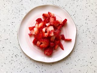 粉嫩少女心～草莓酸奶昔,将剩余的草莓全部切碎