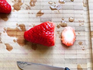 粉嫩少女心～草莓酸奶昔,草莓洗净之后切去蒂，如图所示