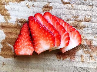 粉嫩少女心～草莓酸奶昔,然后切成薄片，如图所示