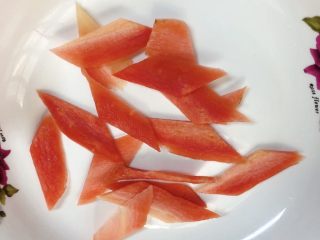西芹百合,胡萝卜切成菱形状