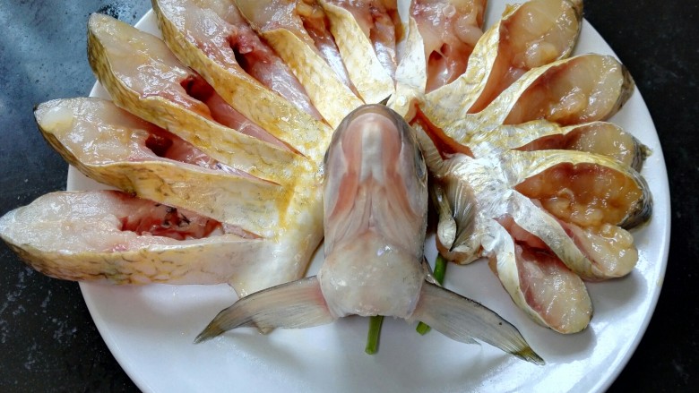 孔雀开屏鱼,将鱼均匀的码放在铺好葱姜的盘中