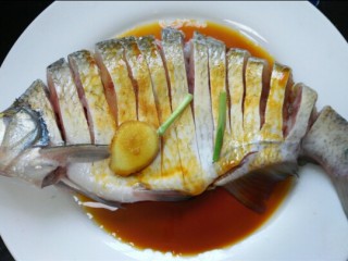 孔雀开屏鱼,用盐、生抽、葱、姜、黄酒将鱼腌制十五分钟以便更入味