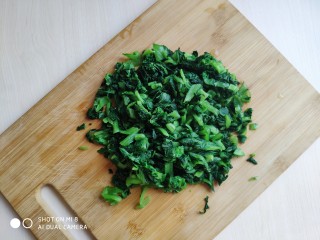 糙米薄皮菜团子,将攥干的小白菜切碎，也不用切的太碎。