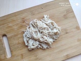 糙米薄皮菜团子,将金针菇随便切几刀，不用切碎，这样方便后面攥成团。