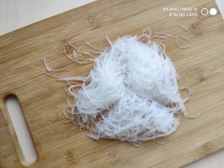 糙米薄皮菜团子,将粉丝也切碎，也是不用切太碎。连同切好的金针菇放入一个大碗或盆里。