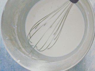 雪媚娘,糯米粉，玉米淀粉，糖混合，然后加入牛奶，搅拌均匀