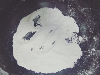 雪媚娘,少量生糯米粉倒入锅中，小火炒制出锅备用